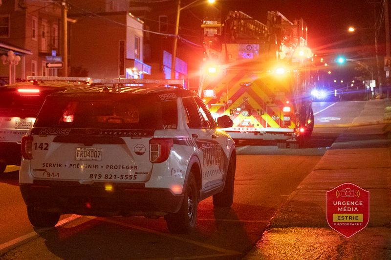Un véhicule brûle en pleine nuit sur Galt Ouest